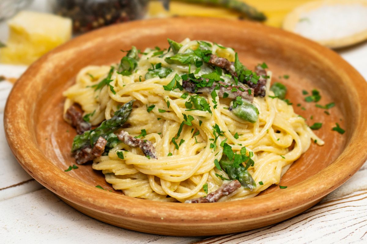 Simple and delicious: One-pan pasta with bacon and asparagus