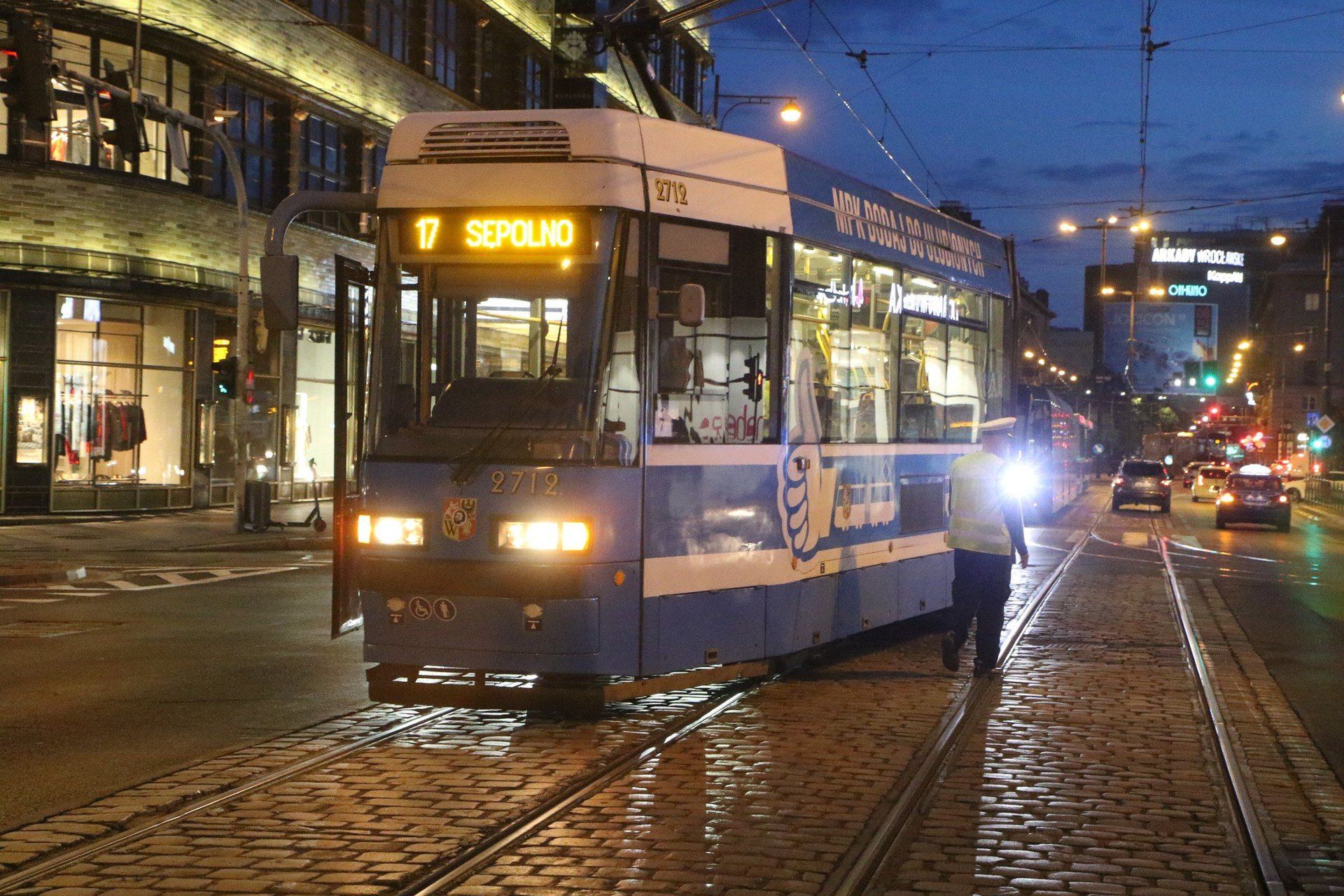 Skręt z Podwala w prawo w Świdnicką oraz z Świdnickiej w lewo w Podwale – ograniczenie do 10 km/h obowiązuje z powodu zużycia szyn i rozjazdów. Remonty przewidywane są w przyszłości, po pozyskaniu finansowania.