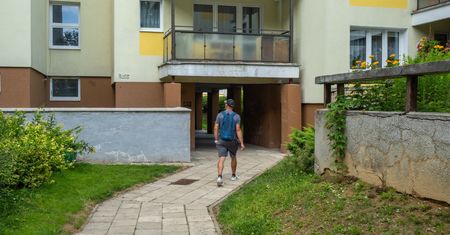 "Bezpieczny Kredyt 2%" faktycznie jest bezpieczny? Sprawdzamy, czym rząd kusi młodych Polaków