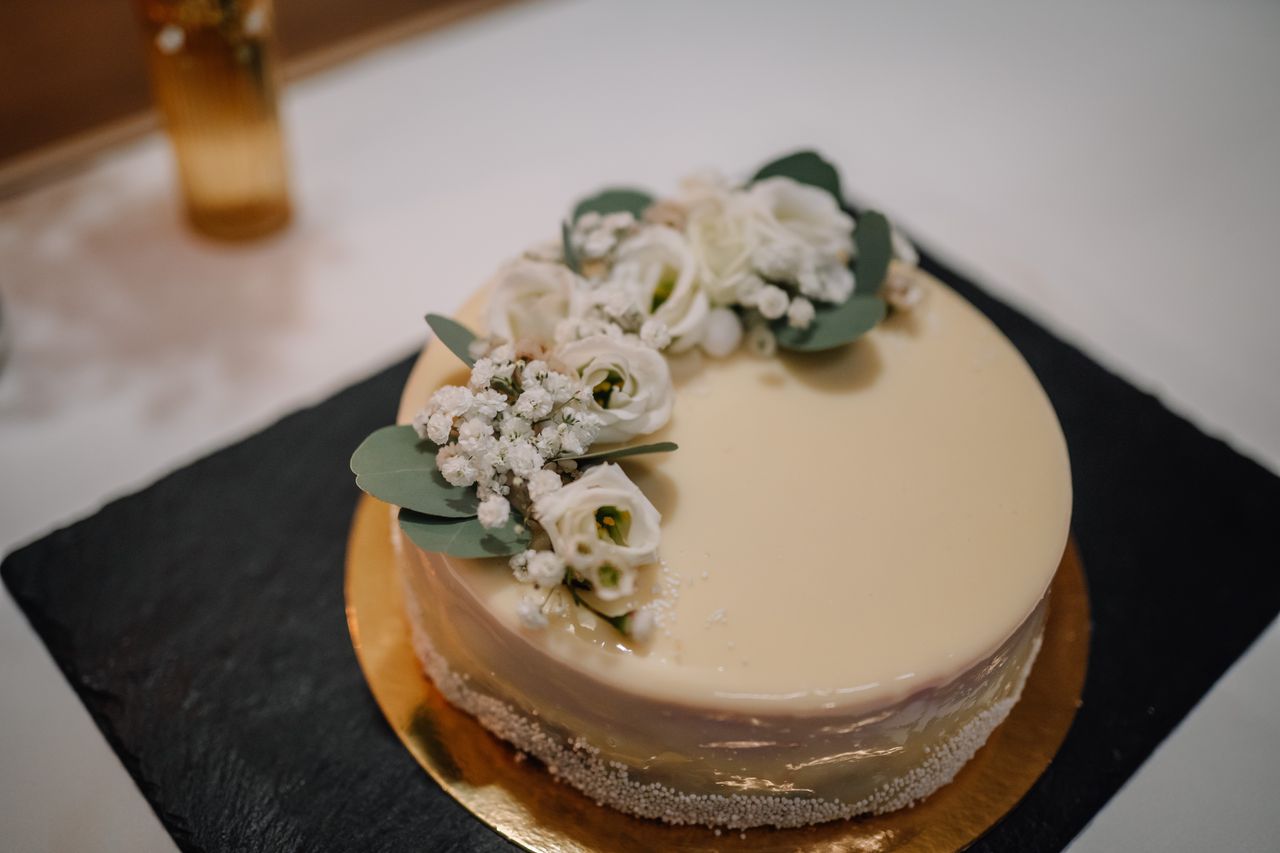 Kwiaty na tort komunijny. Które sprawdzą się najlepiej?