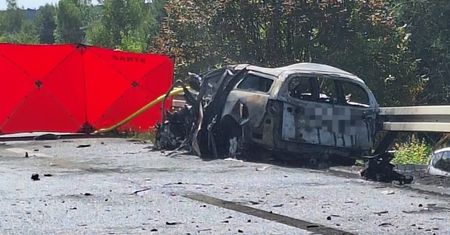 Koszmarny wypadek na obwodnicy Lubartowa. Samochód spłonął po zderzeniu z ciężarówką. Droga całkowicie zablokowana