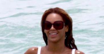 Beyonce kąpie się w ubraniu!