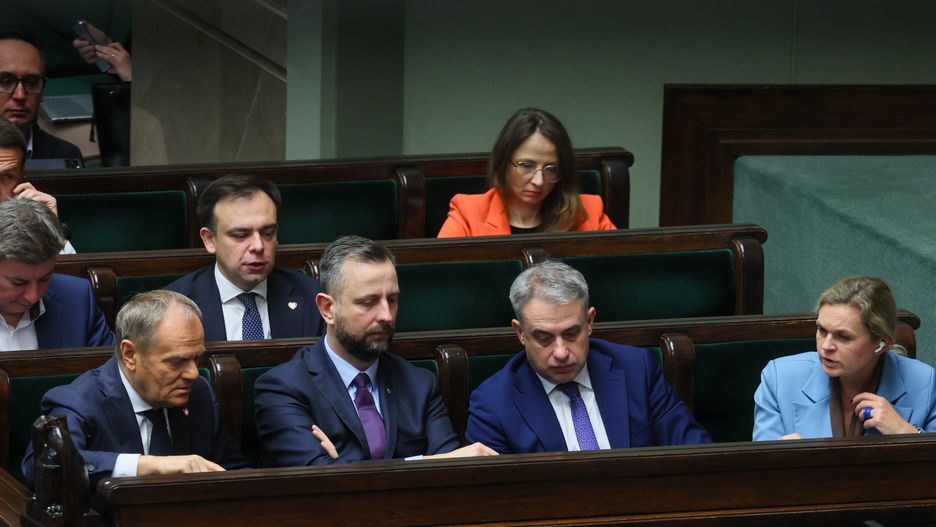 Warszawa, 21.11.2025. Premier Donald Tusk (L-dół), wicepremier, szef MON Władysław Kosiniak-Kamysz (2L-dół), wicepremier, minister cyfryzacji Krzysztof Gawkowski (2P-dół) i minister edukacji Barbara Nowacka (P-dół) na sali obrad Sejmu, 21 bm. Niższa izba parlamentu zajmie się dwoma projektami ? rządowym i poselskim ? o asystencji osobistej osób z niepełnosprawnościami. Posłowie będą też pracować nad projektem ws. inwestycji w zakresie bezpieczeństwa i obronności, a także mają powołać nowego prezesa IPN. (ad) PAP/Leszek Szymański