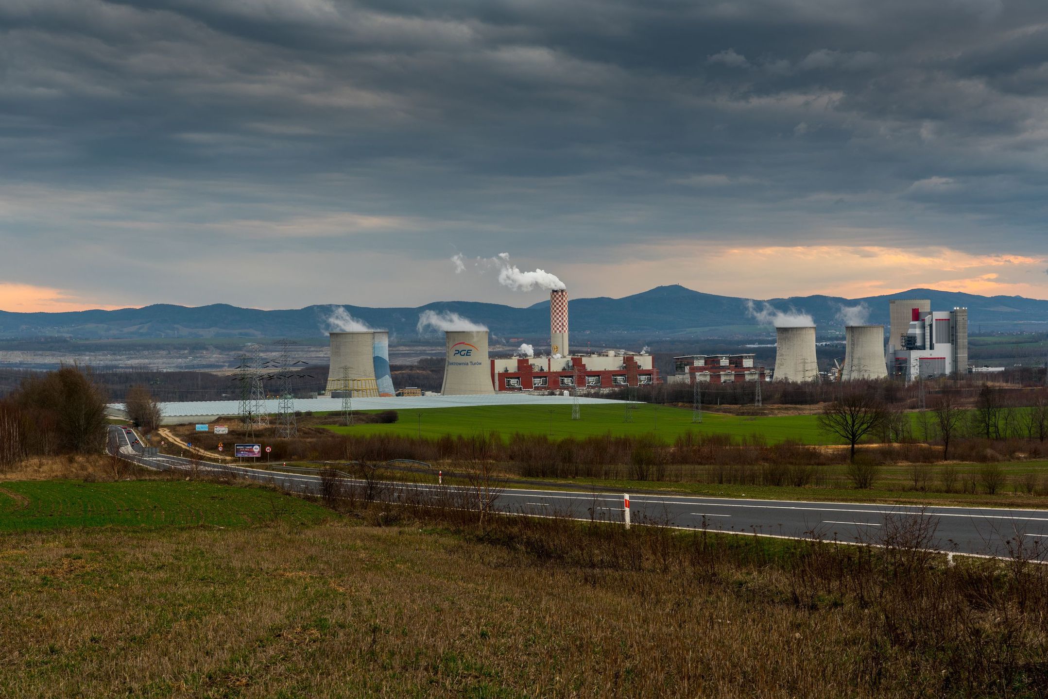 Elektrownia Turów należąca do PGE. 