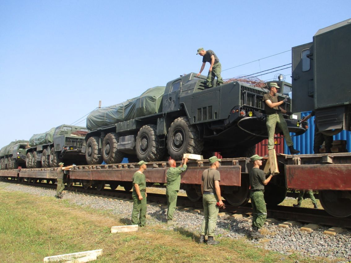 Wyrzutnie SM-30 Smiercz na platformach kolejowych