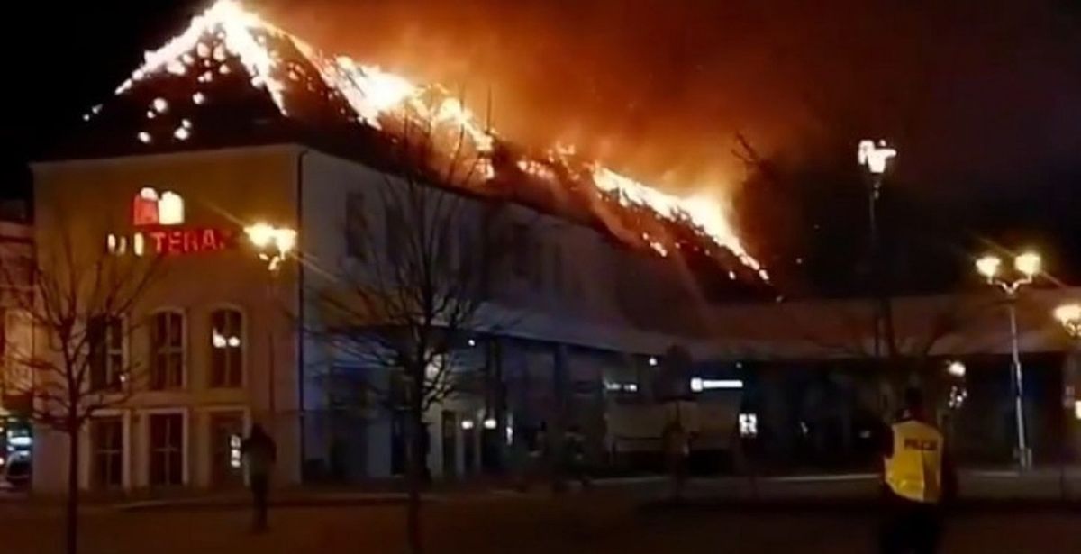 Ełk. Strażacy gasili pożar galerii