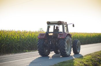 Nawet 1500 zł kary. Tak może się skończyć jazda ciągnikiem po ulicy
