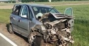 Dachowanie Opla na DK63. Trzy osoby ranne po wypadku w Sapiehowie, w akcji śmigłowiec LPR