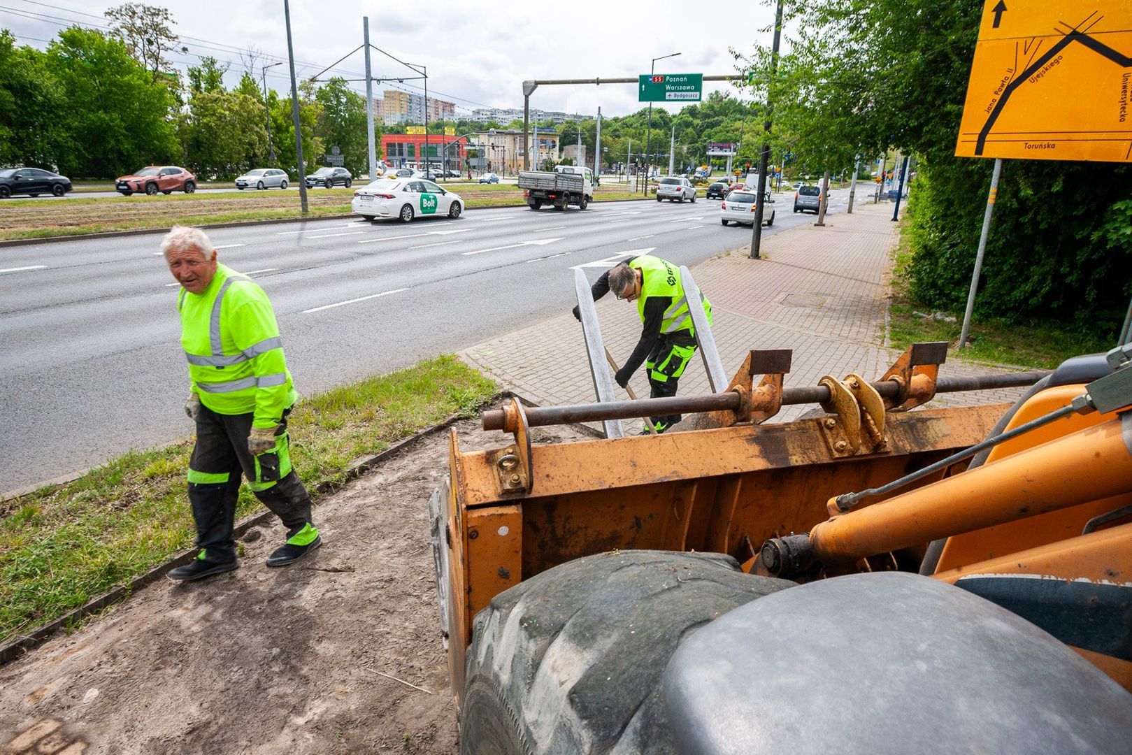 Na razie prace trwają na chodniku, od poniedziałku zaczną się na jezdni.
