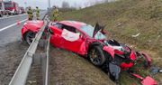 Ferrari wbiło się w barierki. Groźny wypadek na S10