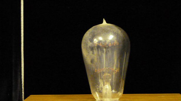 Żarówka z czasów Edisona nadal świeci! [wideo] 1