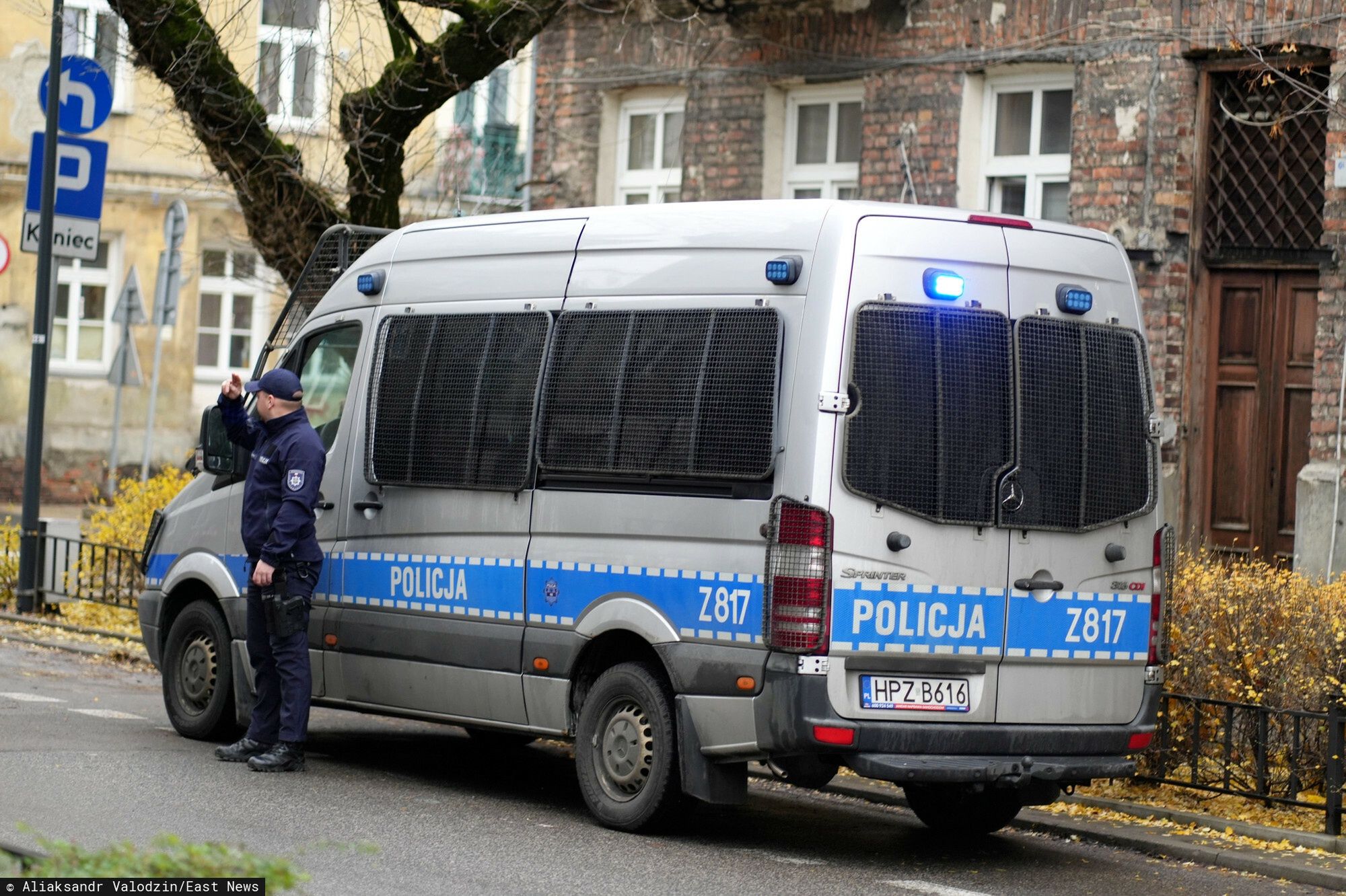 Ho?d dla zmar?ego policjanta
Fot. Aliaksandr Valodzin/East News, Warszawa, 29.11.2024. Policjanci w calej Polsce uczcili pamiec zmarlego asp. szt. Mateusza Biernackiego, ktory zginal postrzelony podczas policyjnej interwencji przy ul. Inzynierskiej na Pradze Polnoc. Dzis w Bialej Podlaskiej odbywa sie pogrzeb policjanta.
Aliaksandr Valodzin