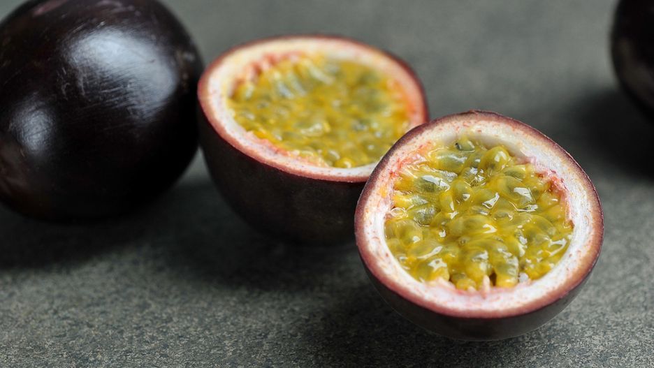 W pełni dojrzała marakuja ma pomarszczoną skórę.