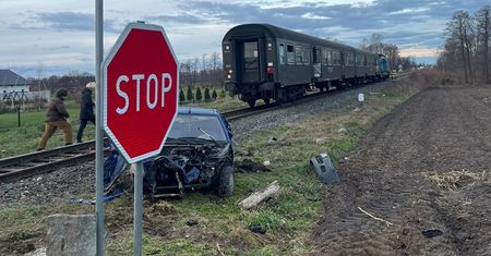 Zlekceważył znak "STOP". 70-latek próbował staranować pociąg