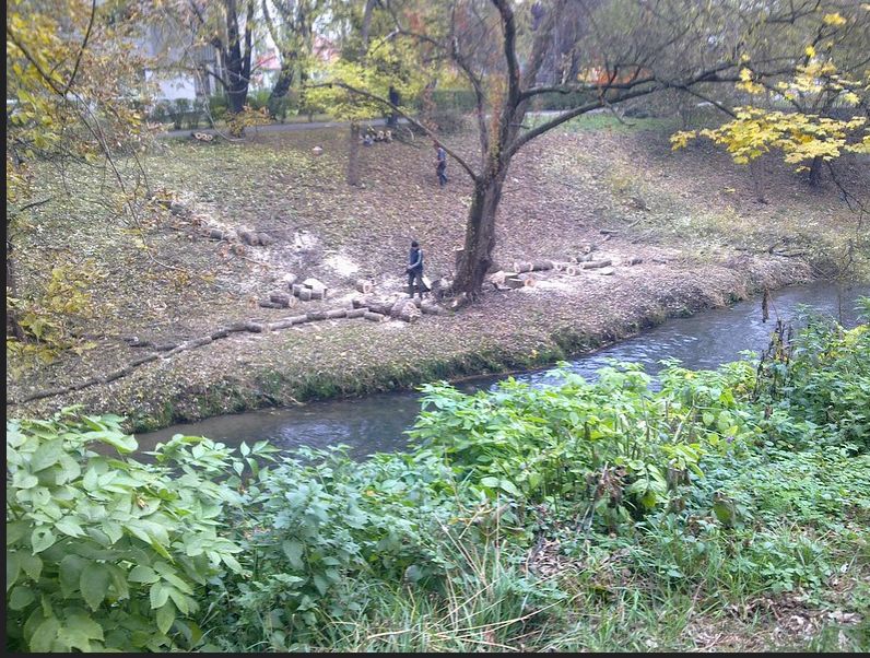 Kraków: Łapacze śmieci nad Białuchą. A nie lepiej nie wyrzucać?