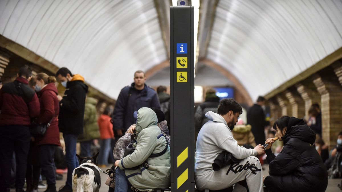 Metro w Kijowie. Pociągi stanęły, mieszkańcy wykorzystują stacje jako schrony przeciwlotnicze 