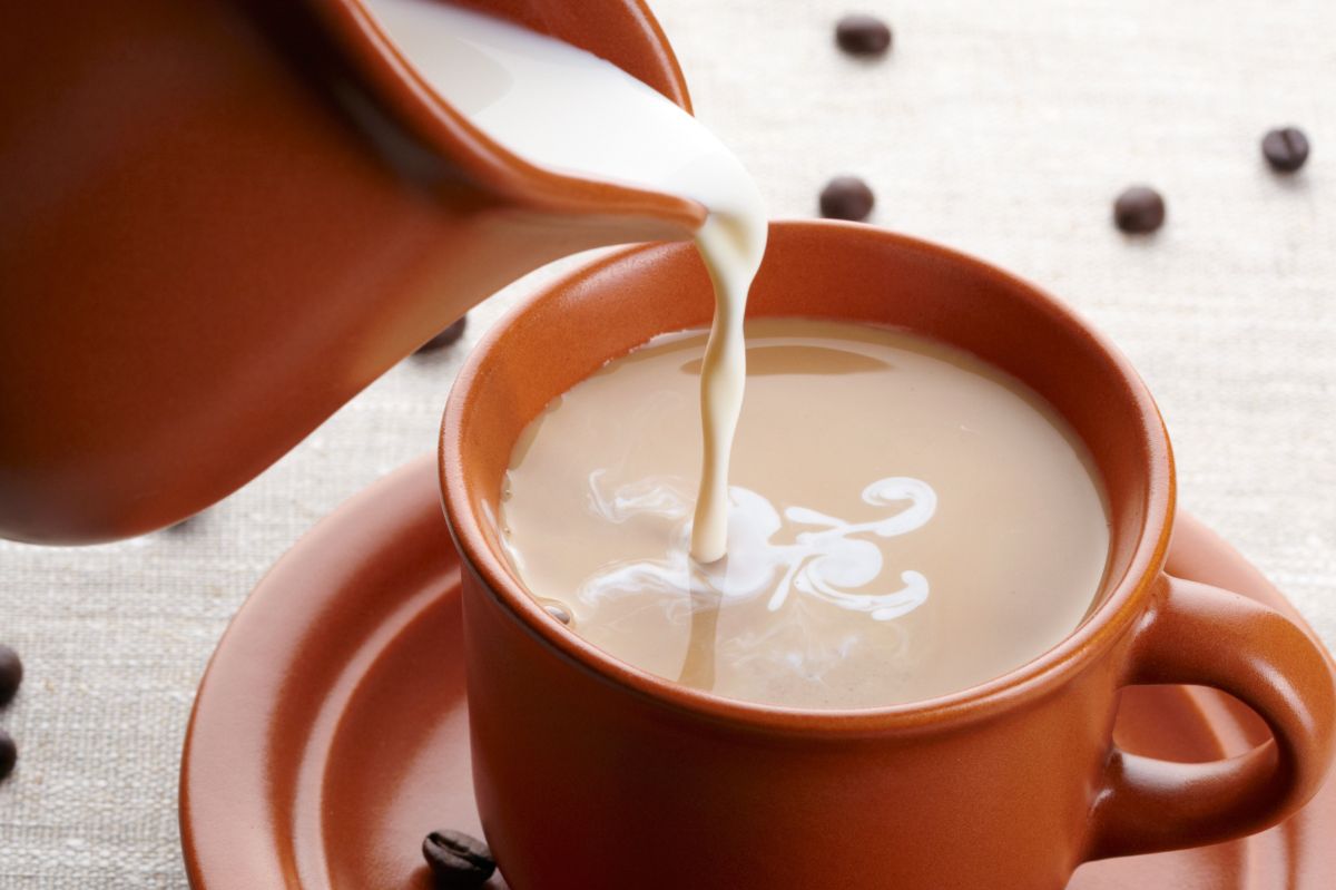 Wlej do kawy zamiast zwykłego mleka z kartonu. Przestaniesz podjadać w ciągu dnia