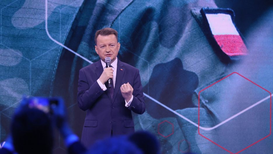 Warszawa, 14.05.2023. Wicepremier, minister obrony narodowej Mariusz Błaszczak przemawia podczas drugiego dnia konwencji programowej Prawa i Sprawiedliwości w Warszawie, 14 bm. (ad) PAP/Leszek Szymański