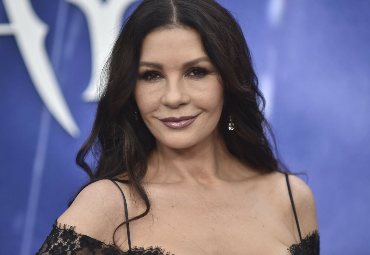 Zeta‑Jones w koronkowej mini. Aż trudno oderwać wzrok