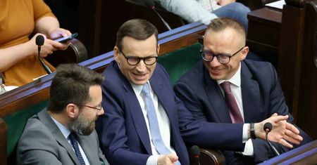 Pił wino, gdy obradował Sejm. Został przyłapany