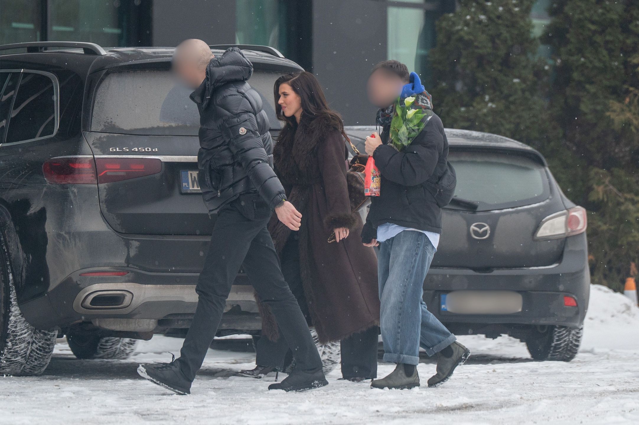 Roksana Węgiel w brązowym płaszczu.