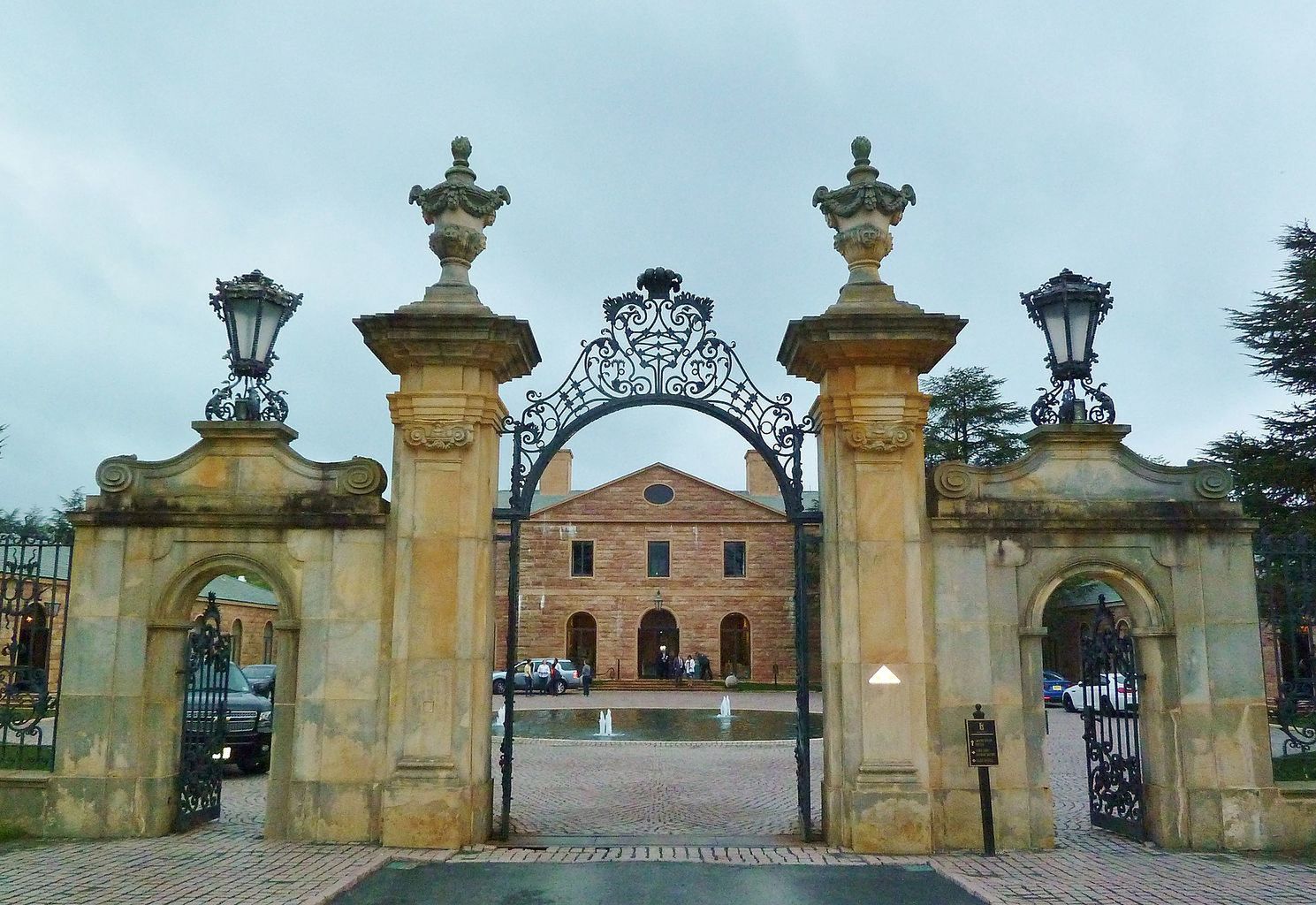 Brama przed wejściem do posiadłości 