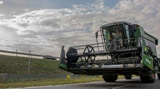 Kara za jazdę kombajnem bez zdemontowanego hedera po drodze. Rolnicy muszą to wiedzieć