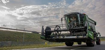 Kara za jazdę kombajnem bez zdemontowanego hedera po drodze. Rolnicy muszą to wiedzieć