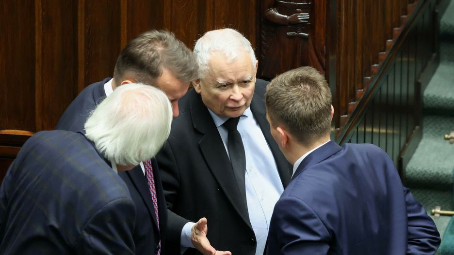Prezes PiS Jarosław Kaczyński w opozycji chce szybko przejść do ofensywy i pójść na wojnę z Unią Europejską