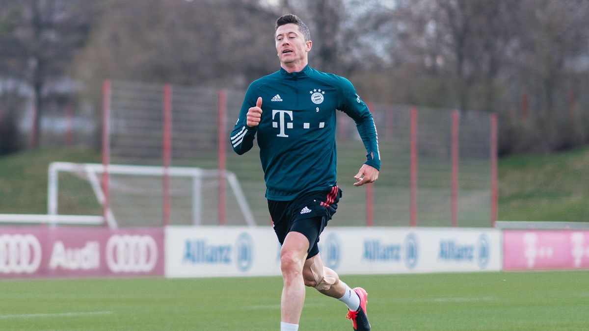 MUNICH, GERMANY - APRIL 16: Robert Lewandowski takes part in a training session at Saebener Strasse training ground on April 16, 2021 in Munich, Germany. (Photo by M. Donato/FC Bayern via Getty Images)