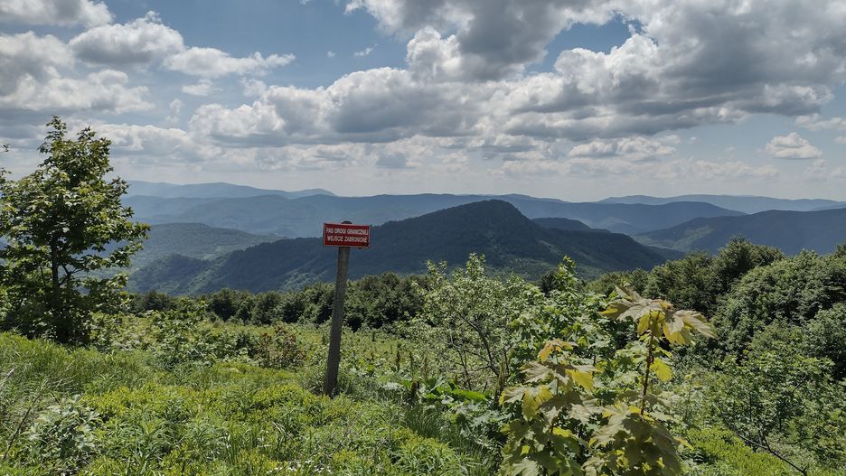 Widok na ukraińskie Bieszczady z Przełęczy Bukowskiej. To jeden ze szlaków na Tarnicę i Halicz, który nie był oblegany przez turystów.