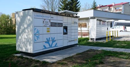 Jak pracują kurierzy InPost w majówkę 2024? Czy paczki są dostarczane do paczkomatów? Oto szczegóły