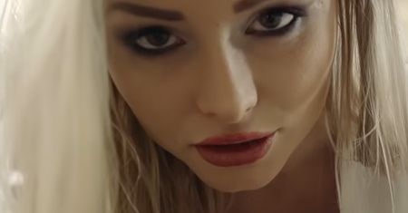Zagrała w kultowym teledysku. Ma już 135 mln wyświetleń