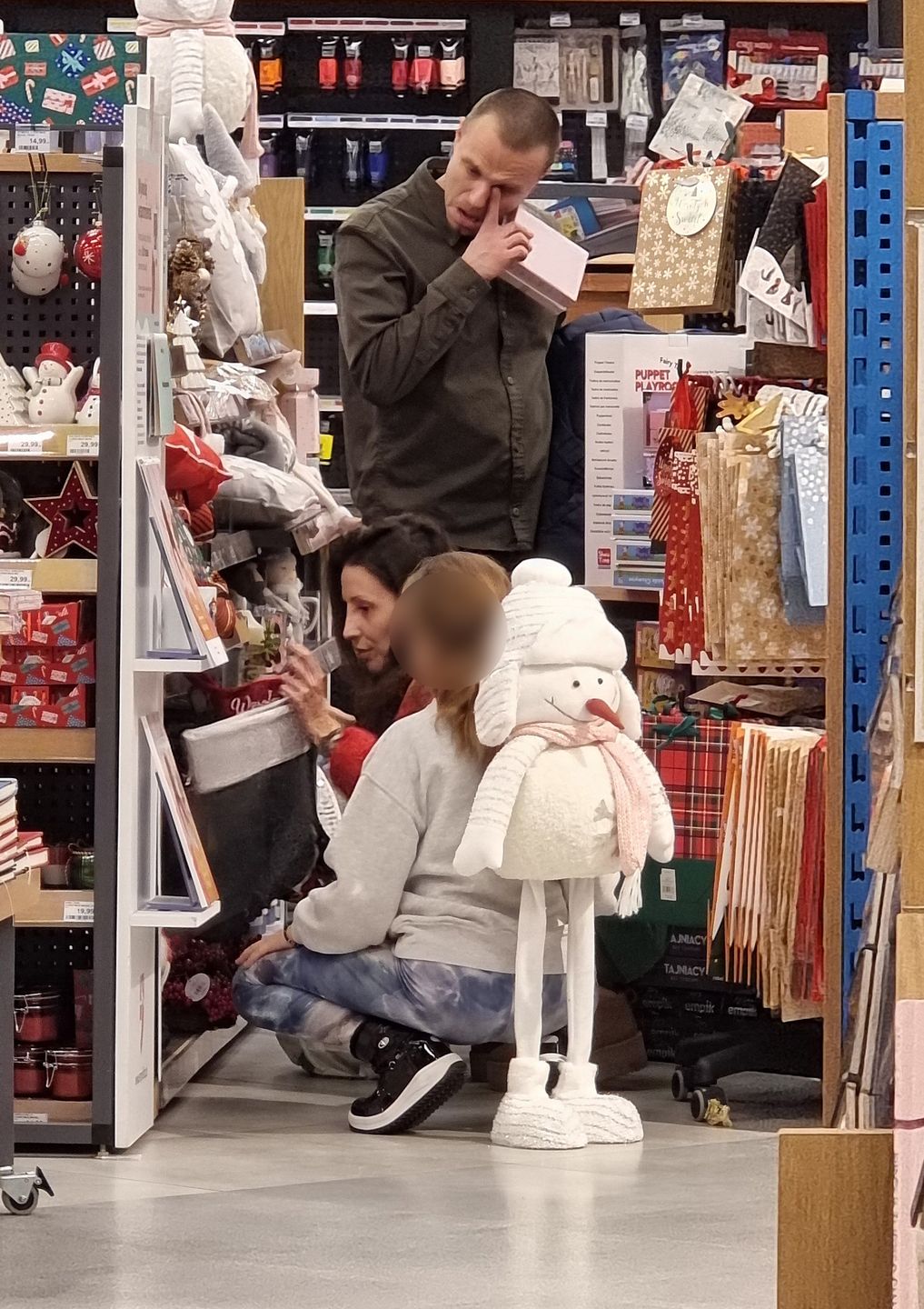 Marcin Hakiel na zakupach z córką i partnerką