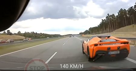 Chwile grozy na autostradzie A1. Kierowcy ferrari urządzili sobie wyścigi