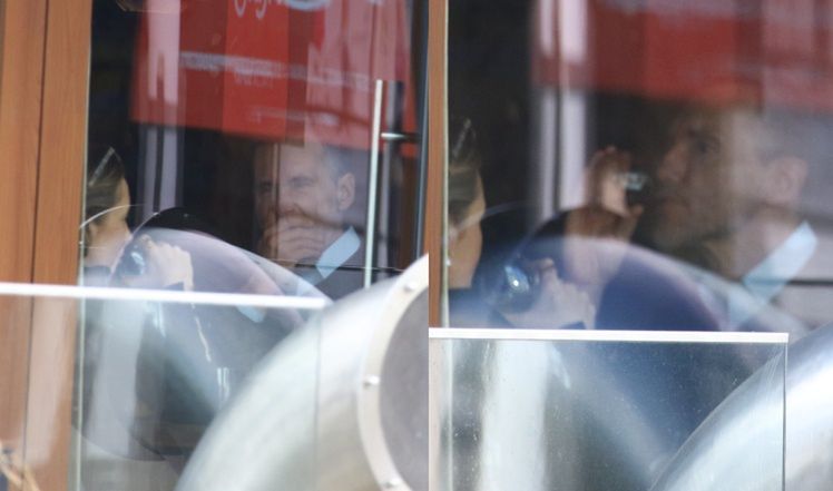 Piotr Kraśko z żoną i córką w restauracji