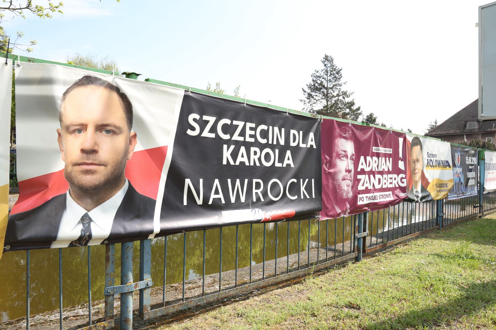 Wybory prezydenckie 2025
22.04.2025 Szczecin , al. Wojska Polskiego . Basen przeciwpozarowy na skrzyzowaniu z ul. Zaleskiego . Banery wyborcze kandydatow w wyborach 2025 na prezydenta RP . Nawrocki .
Fot. Cezary Aszkielowicz / Agencja Wyborcza.pl
Fot. Cezary Aszkielowicz / Agencja Wyborcza.pl
polityka, wybory prezydenckie 2025, baner, banery, kampania wyborcza, szczecin