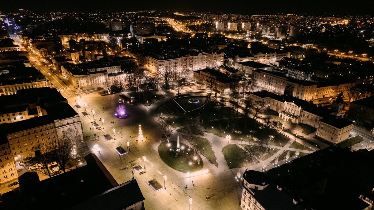 Plac Litewski w zimową noc z góry