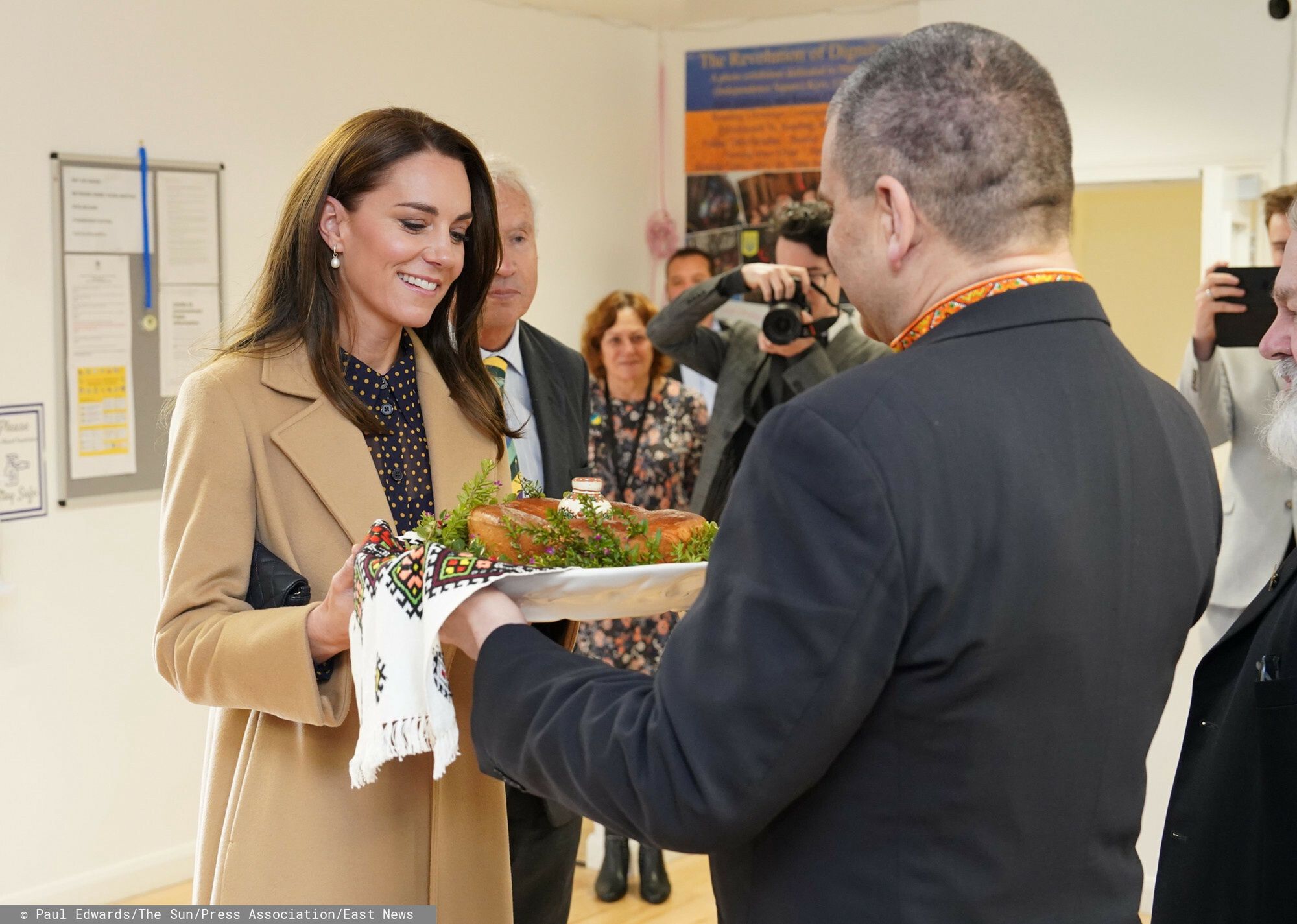 Gustowna Kate Middleton odwiedziła Centrum Społeczności Ukraińskiej. Powitano ją chlebem i solą