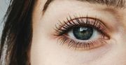 Już nigdy nie użyjesz tuszu do rzęs. Ten trik wydłuża je do nieba