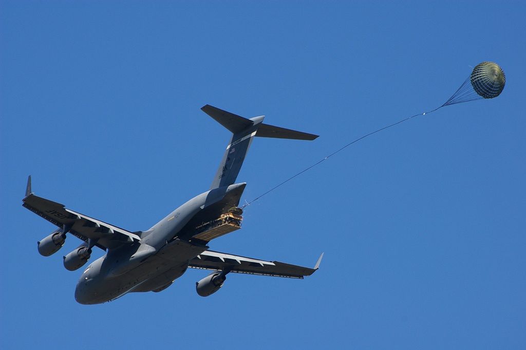Zrzut palety desantowej z amerykańskiego C-17