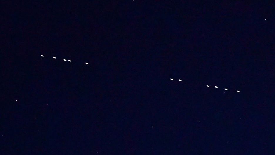 Satelity Starlink na niebie