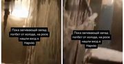 Pokazali efekt mrozów w Rosji. Lód, śnieg i sople na klatce schodowej