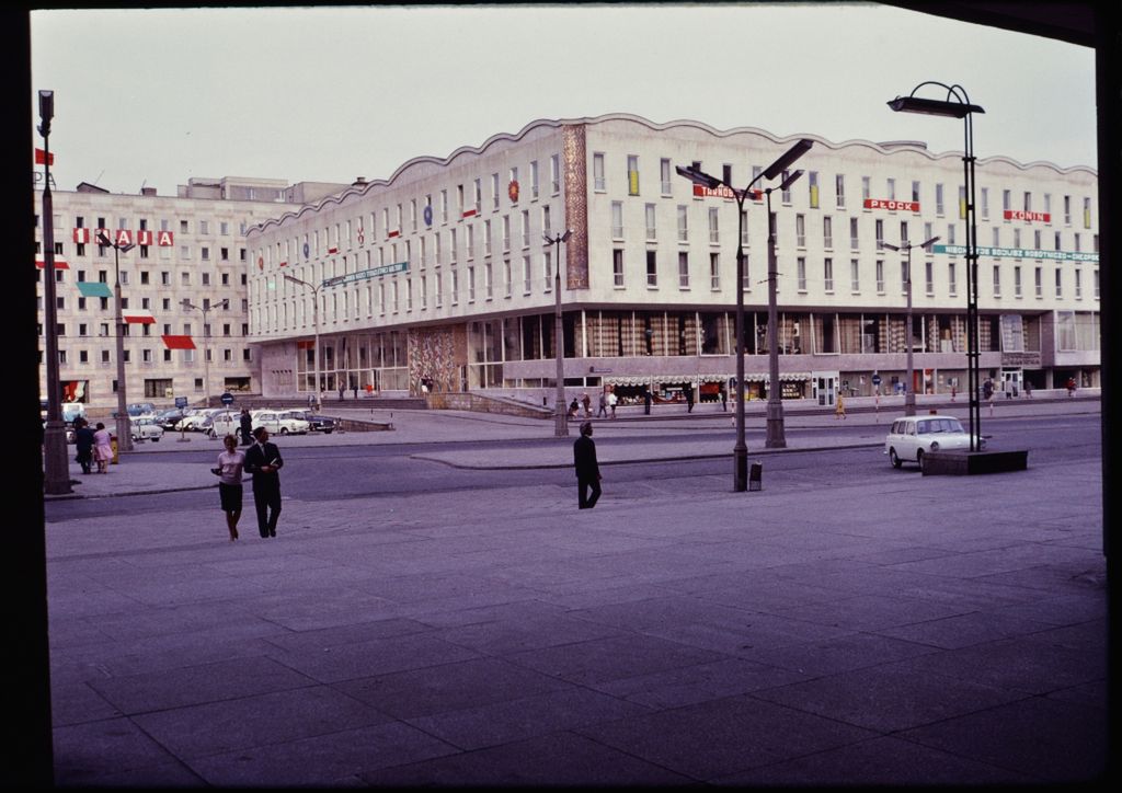 Oprócz tego, fotografie wyróżniają się kadrami. Autor nie był zainteresowany samymi zniszczeniami wojennymi czy ludźmi tam żyjącymi. Emerytowany profesor fascynował się nowo powstającymi budynkami, architekturą, rozwiązaniami miejskimi, które starał się skrzętnie dokumentować.