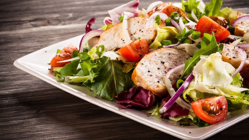 Wbrew obiegowej opinii, sałatki wcale nie są zdrowe, jeśli zamawiamy je w restauracji