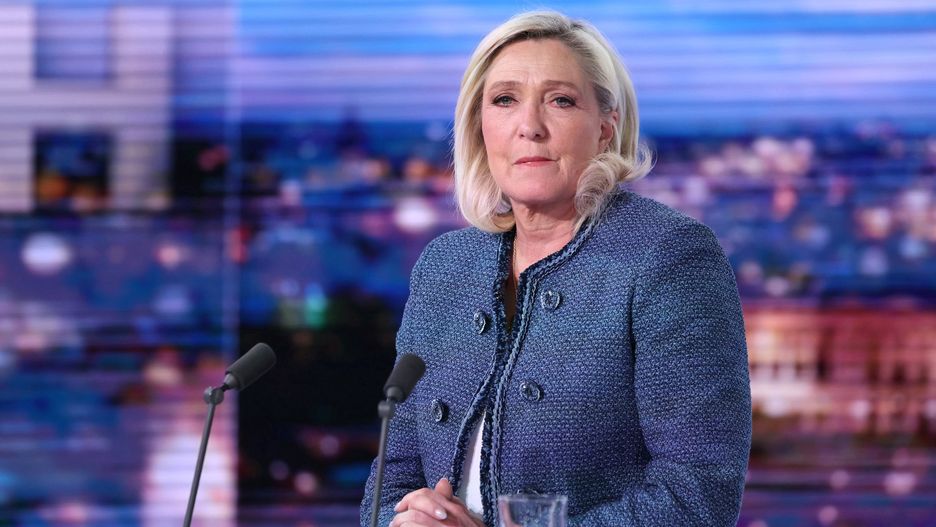 President of the far-right Rassemblement National (RN) parliamentary group Marine Le Pen poses prior to an interview on the evening news broadcast of French TV channel TF1, in Boulogne-Billancourt, outside Paris, France, 31 March 2025. Le Pen was convicted of creating fake jobs at the EU parliament to channel funds to her party to employ people in France and was banned with immediate effect from standing for office for five years, throwing into doubt her bid to stand for the French Presidency in 2027. EPA/THOMAS SAMSON / POOL MAXPPP OUT Dostawca: PAP/EPA.