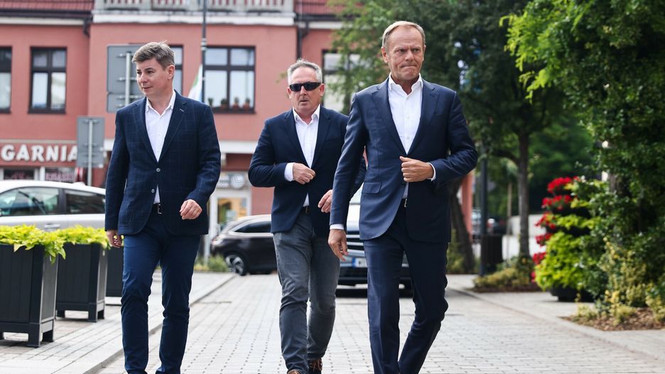 Donald Tusk w My?lenicach
17.06.2022 Myslenice Konferencja prasowa Donalda Tuska w zwiazku z ukaraniem przez sad Ewy Wincenciak-Walas ktora umiescila na budynku Urzedu Gminy w Myslenicach kartke z napisem " PiS = drozyzna " 
N/z Donald Tusk
fot. Beata Zawrzel/REPORTER
Beata Zawrzel/REPORTER