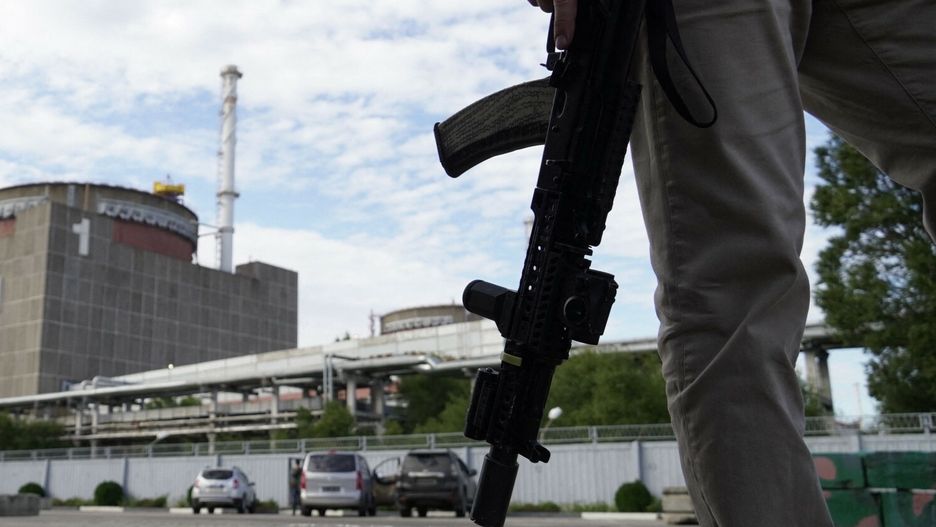 Ukraina - arch(FILES) This file photo taken on September 11, 2022 shows a security person standing in front of the Zaporizhzhia Nuclear Power Plant in Enerhodar (Energodar), Zaporizhzhia Oblast, amid the ongoing Russian military action in Ukraine. - Russian President Vladimir Putin on October 5 ordered his government to take over operations at Europe's largest nuclear power station in the Russia-annexed region of Zaporizhzhia in southern Ukraine. (Photo by STRINGER / AFP)STRINGER