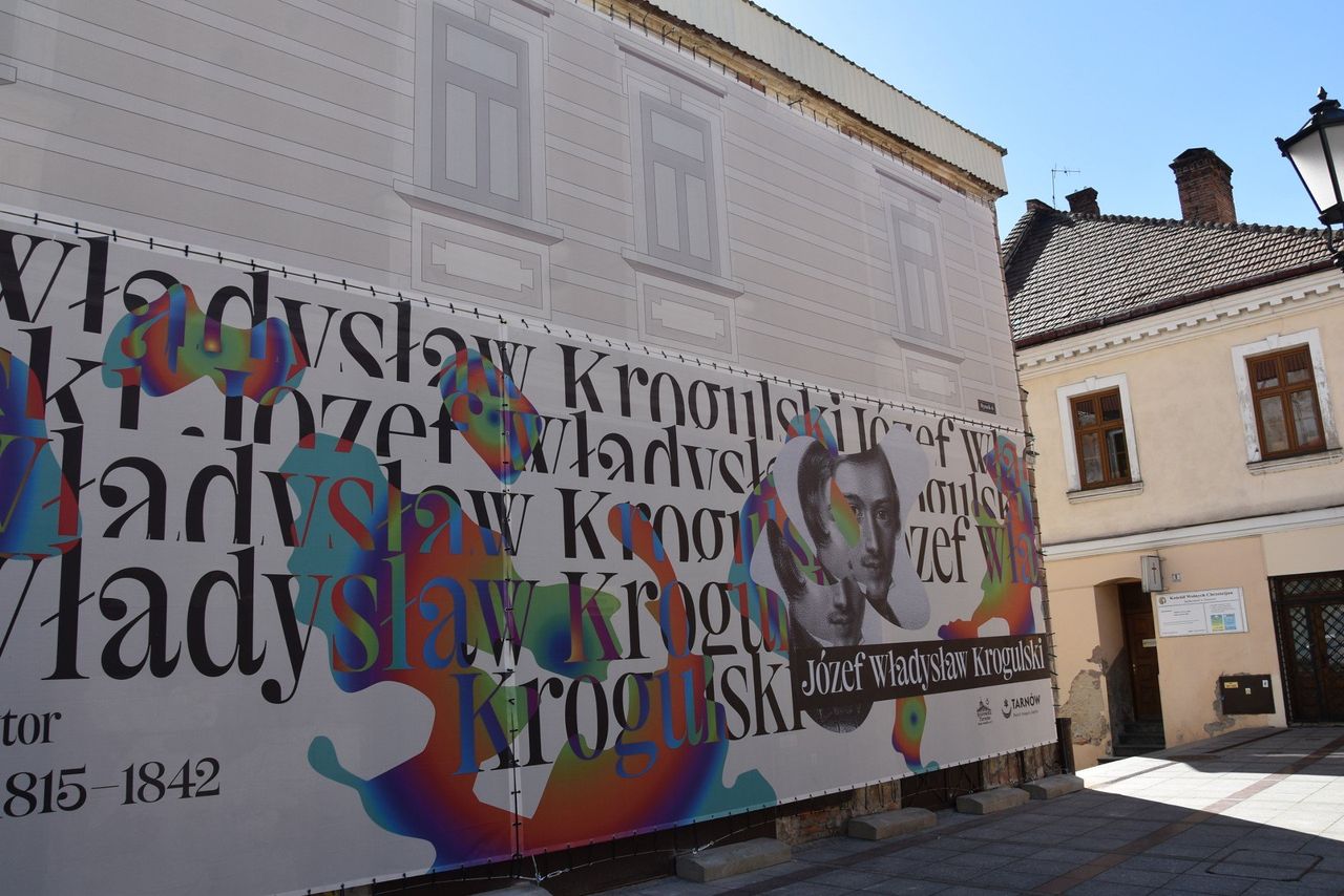 Tarnów: Frontowa ściana kamienicy wstydu już nie szpeci Rynku