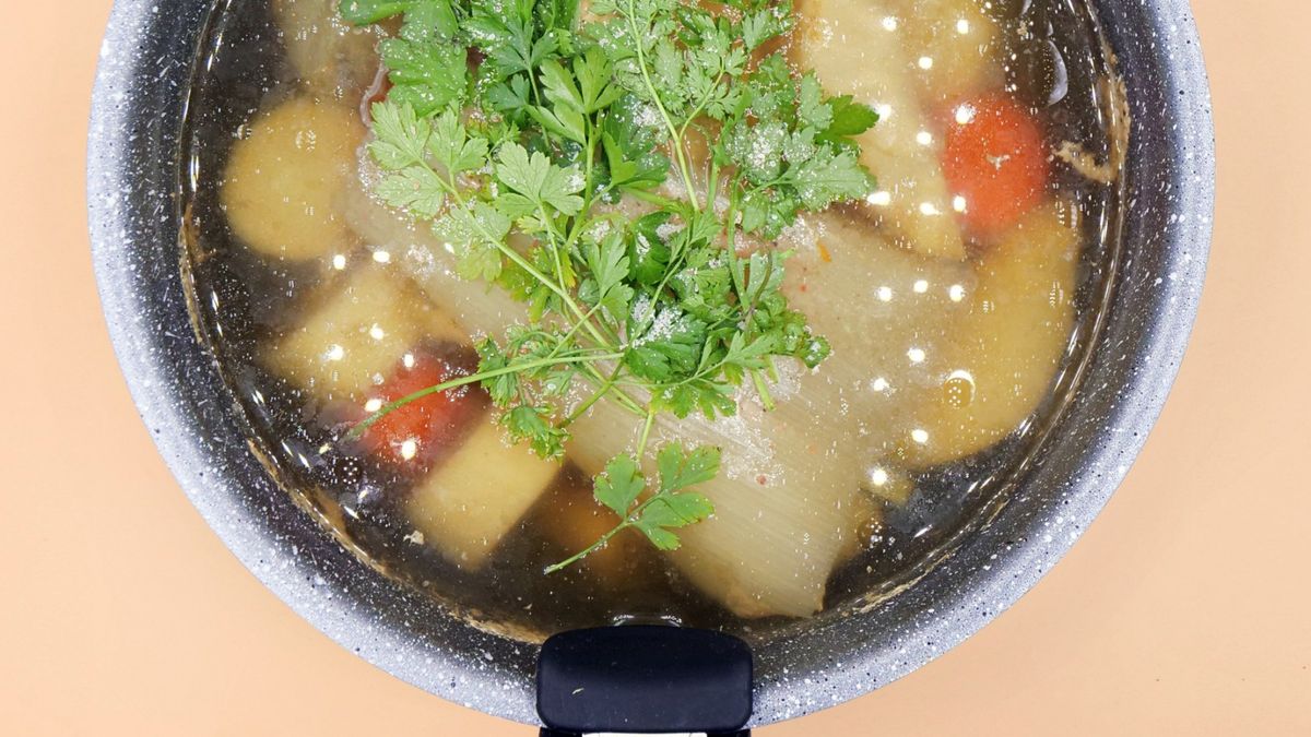 Twój rosół nie ma smaku? Dorzuć to na ostatnie 5 min